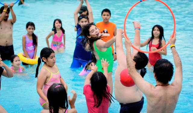 En la piscina